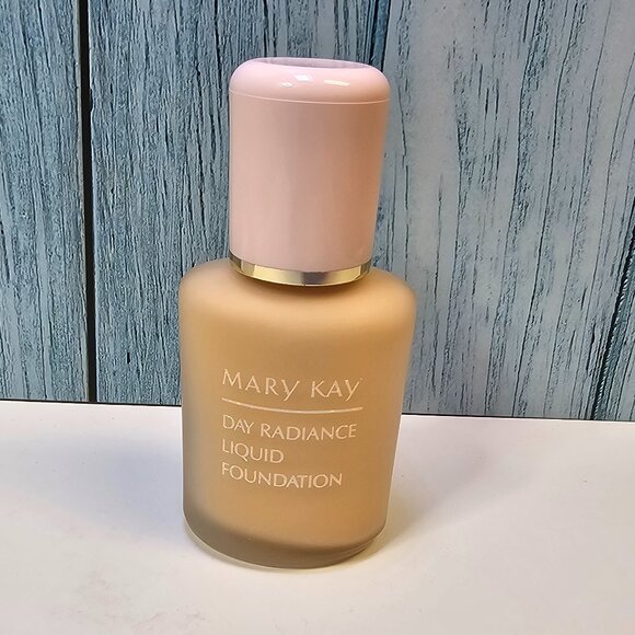 Mary Kay Day Radiance Liquid Foundation - Porcelain Ivory #4483- NIB - Old Stock - Picture 2 of 7